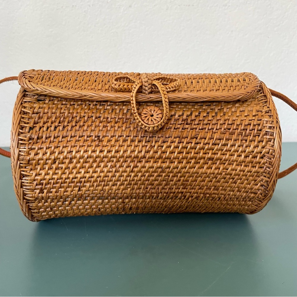 Rattan Wicker Woven Crossbody Bag Cognac Brown Oval cylinder shape leather strap - Picture 3 of 13